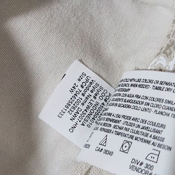 Gloria Vanderbilt Capri Shorts Size 24W Cream Color With Pockets - Picture 12 of 12